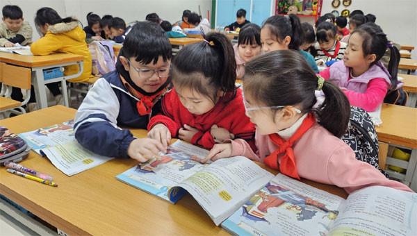 Học sinh đang hoạt tác trong dự án học tập